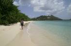 Caminhando em Paradise Beach, no sul de Carriacou, ilha ao norte de Granada